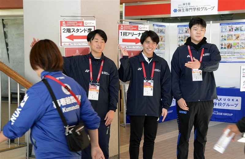 500 volunteers smile and politely guide visitors on the hotly contested stage of Badminton Kumamoto Masters Japan...