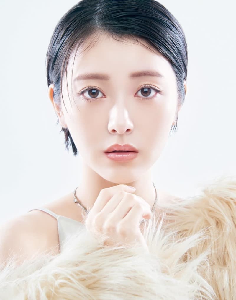 浜辺美波、煌めくショートカット姿で魅せる！ 『VOCE』表紙登場
