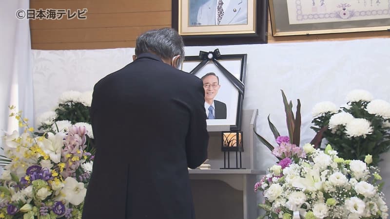 ``Thank you for your hard work for a long time.'' Memorial to Hiroyuki Hosoda, former Speaker of the House of Representatives, in his hometown of Shimane...