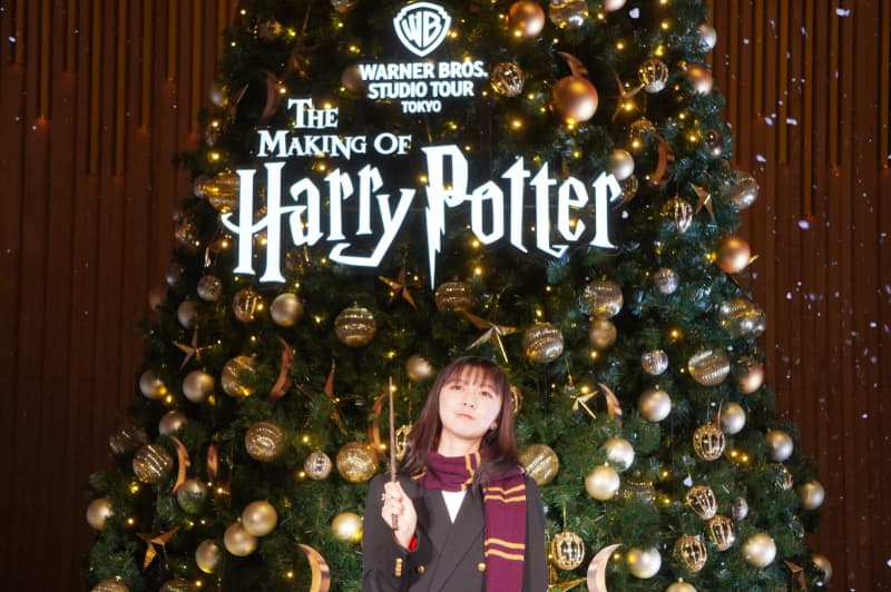 上白石萌歌さんが魔法の杖でツリー点灯！　初のクリスマスを迎えるスタジオツアー東京、豪華でロマン…