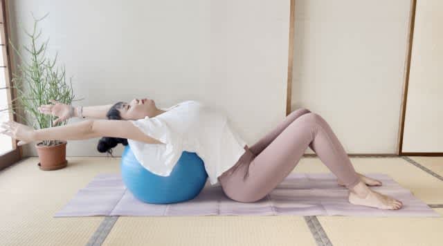Improve your rolled shoulders!Pilates to "relieve stiff shoulders" in the season when your posture becomes round due to the cold♪