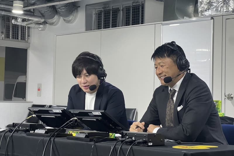 Nobuhiro Takeda gives commentary at the e-sports soccer tournament at Narita Airport: ``Please support Moriyasu Japan.''