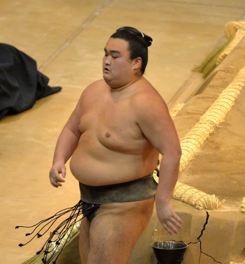 Asahanshin takes the lead with his second win, ``The most like today's sumo'', the first win in Japan in 2 years...