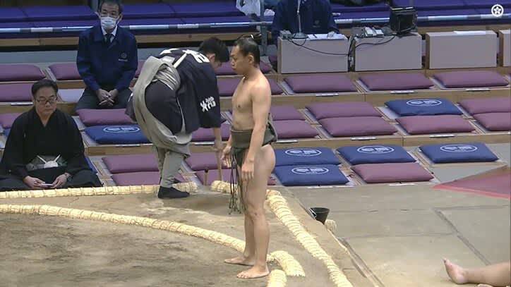 A sumo wrestler who weighs 60 kg easily defeats an opponent who is "more than twice his weight" ``From an athletic ability point of view, 2 kg would be a mistake...''