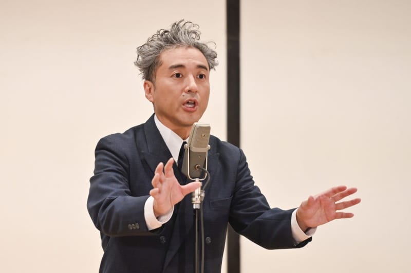 Kuramae (Tsuyoshi Muro) makes his vaudeville stage debut! ?Muro performs a comic story that goes beyond 4 pages of the script ``My lawyer is a hand...