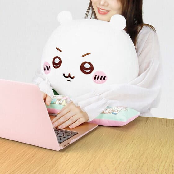 Introducing a PC cushion where you can study together with "Chiikawa"!The stuffed animal is big and has an armrest...