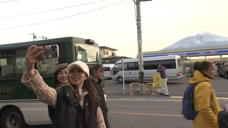 【絶景】外国人観光客が殺到！富士山の新人気スポットはコンビニとのコラボ？  本物や文化を求め高…