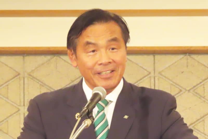 Governor Hase Hiroshi shares an anecdote with Nippon Sport Science University Chairman Kenshiro Matsunami: “When you are depressed after getting divorced…”