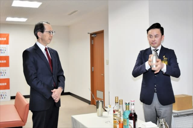 Mr. Kusano of Minamisoma City, Fukushima Prefecture, the best bartender in Japan, shows off his skills to Governor Uchibori