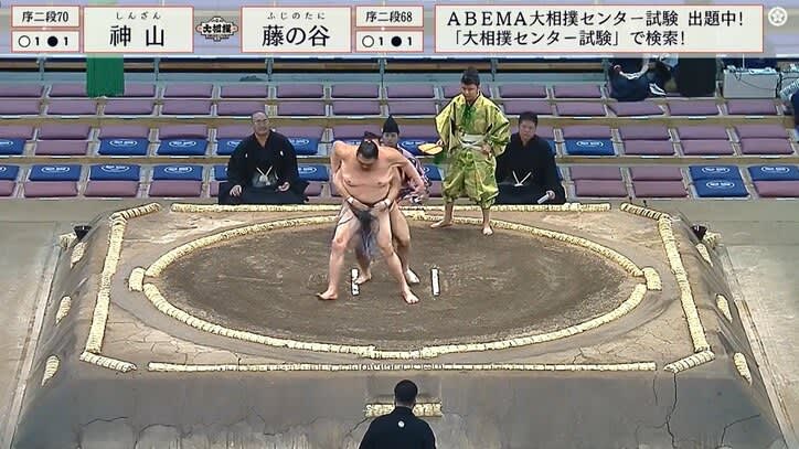 A sumo wrestler voluntarily leaves the ring?The unexpected end of the back hug left a surprised voice saying, “It came from me lol”