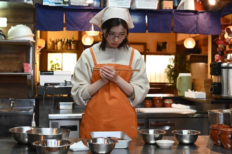 ``Kitchen around! 'Episode 6 is 'Nanban pickled yellowtail' Kiyomi (Hiyori Sakurada) serves as a taster to Zenjiro (Atsuro Watanabe)...