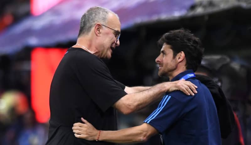 This is so emotional! 44-year-old Aymar's reunion hug scene with now-enemy coach Bielsa is amazing