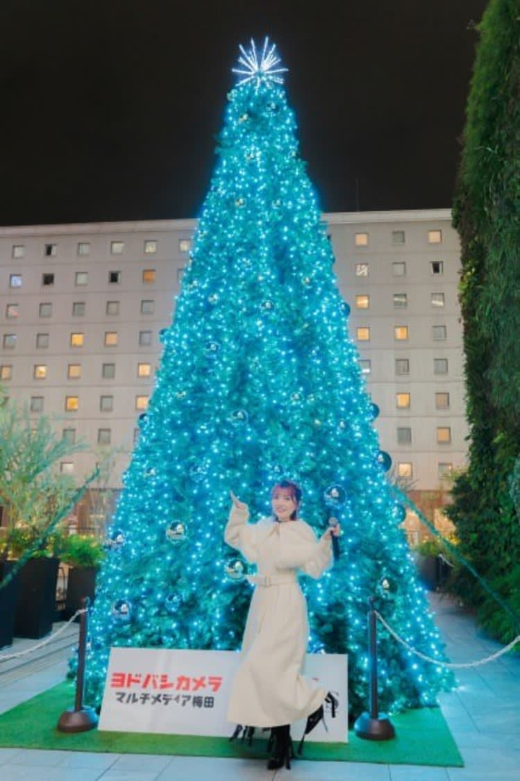 岡田奈々、クリスマスツリー点灯式＆スペシャルライブ開催！「すごく楽しいステージになりました」