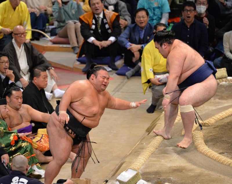 Takakeisho is in a tough situation after suffering a painful second loss. The head judge orders, ``I don't have any sumo to bring to the table all at once.'' ``I'm desperate...''