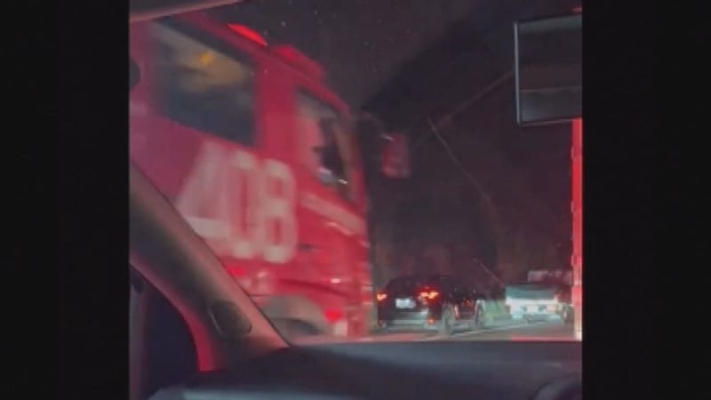 トンネル内でバイクが炎上　追い越し車線を走行中、壁に衝突