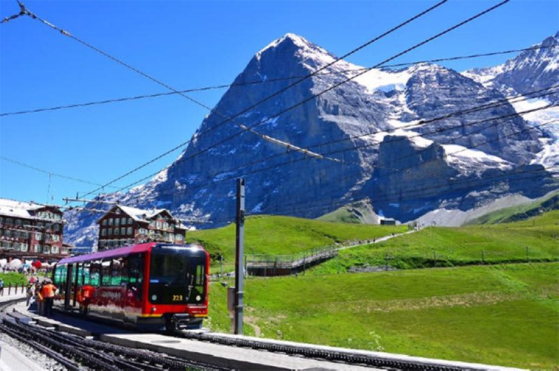 アルプスで有名な山岳国スイス 大人気の「氷河急行」での鉄道旅も！ スイスに関係する調査結果を発表