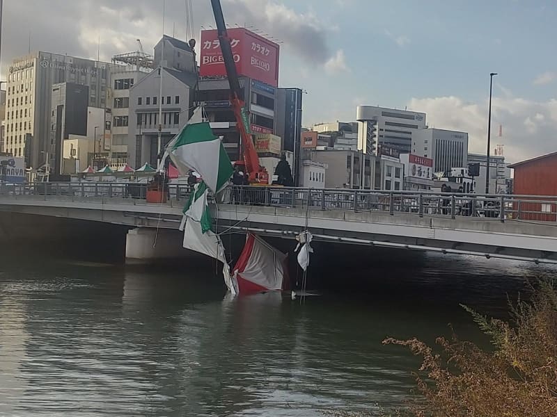 春吉橋のナイトマ－ケット開催見合わせ　強風でテントが川に落下