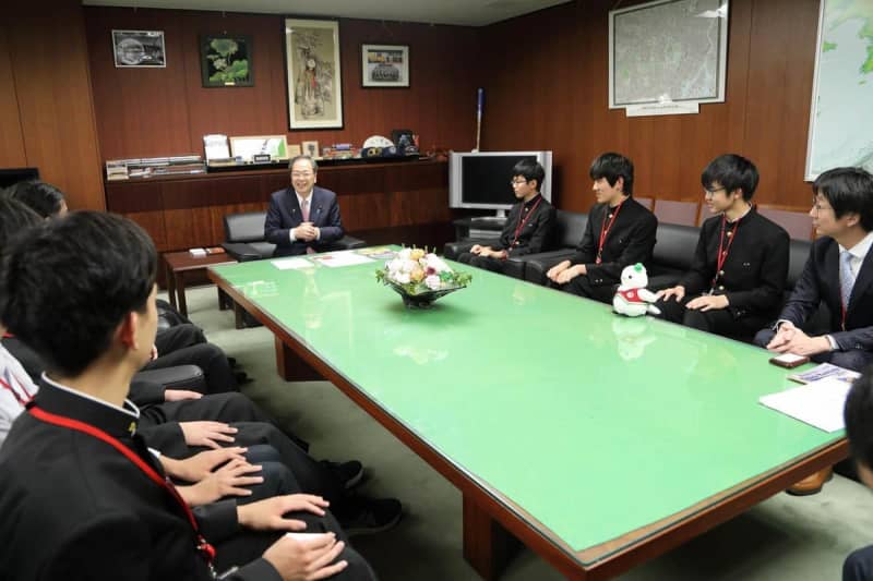Minister of Land, Infrastructure, Transport and Tourism Saito says, ``It's much sharper than the Q&A session in the Diet.'' ``Railway discussion'' with junior high school students becomes heated, and restrictions on foreign investment are also on the agenda.