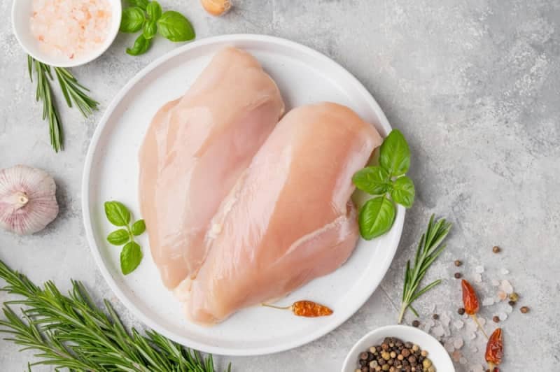 I want to save money while going on a diet!Which is better: chicken breast or protein?