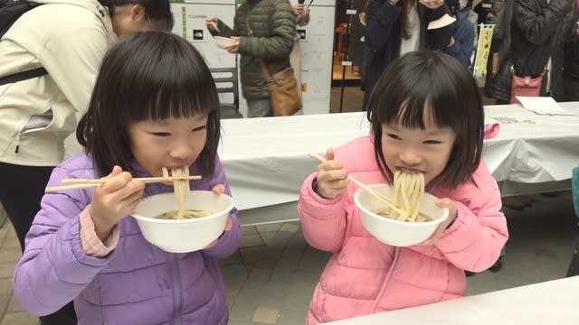 香川県産の新しい小麦「さぬきの夢2023」を使ったうどんの試食会 に300人が列　高松市