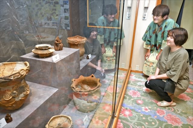 Earthenware and clay figurines are on display at inns, stores, temples, etc. at the Machikado Museum in Fukushima City's Iizaka Onsen town until the 30th