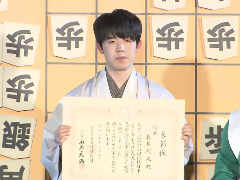 トップ棋士12人の頂点に…将棋日本シリーズで藤井八冠が連覇「苦しい中でも粘り強く指して熱戦にできた」