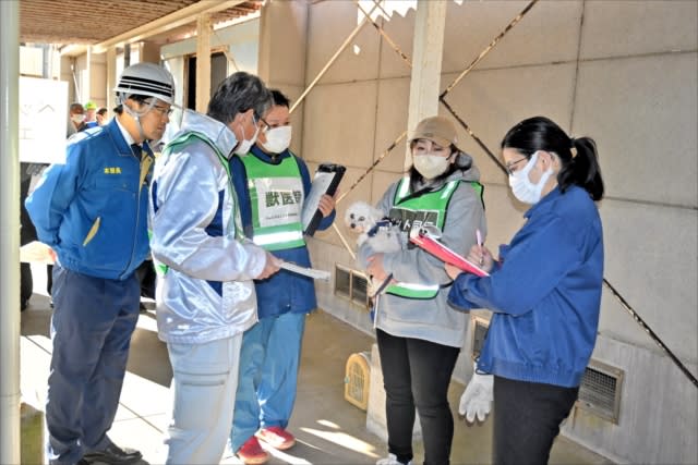 First training to accompany pets to evacuation center in Iwaki City, Fukushima Prefecture Pet owners confirm reception system in case of disaster