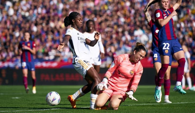 This hurts... 18-year-old Real female forward's ankle becomes limp during match against Barcelona (video included)