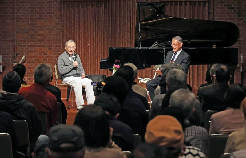山下洋輔さん「ひじ打ち奏法」で花添える　世界的ジャズピアニストが赤れんが博物館の30周年祝う