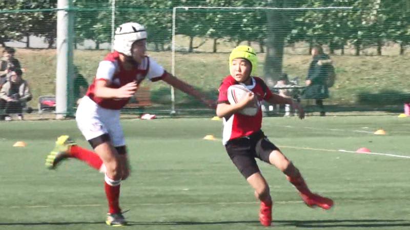 「相手チームへの敬意やあいさつに心熱く」　小学生300人がパスとタックルで白熱ラグビー
