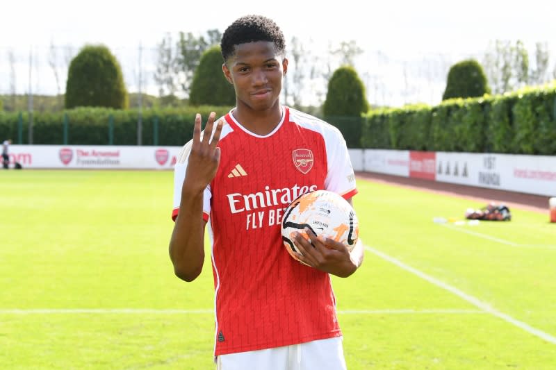 A 15-year-old talented forward scores a shocking 1 goals in one game!Arsenal U10s beat Liverpool U16s 16-14