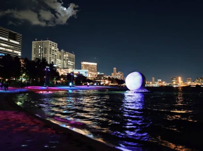 [Tokyo/Odaiba Seaside Park] Digital art experience like a planet!"CONCORDI" playing with the moon on the winter beach...