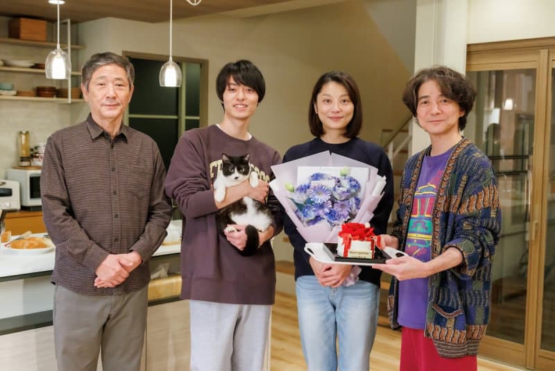 Eiko Koike tears up after birthday surprise; Hidetaka Yoshioka, Ryuto Sakuma, and Kaoru Kobayashi from "The House Without a Kotatsu" celebrate