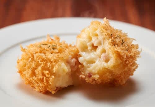 ``Rich cheese gratin croquette'' is melty and creamy at Kobe croquettes nationwide.