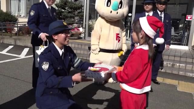 ``Thank you for keeping the city safe.'' Little Santa presents presents to police officers [Fukui]