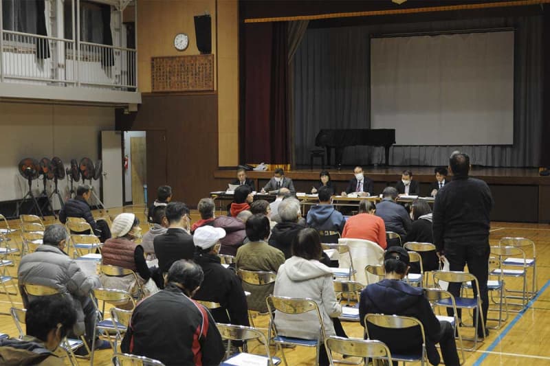 Consolidation of Yokosuka City Elementary Schools ``Review'' Oppositions continue to be voiced at residents briefing session at Hasimizu Elementary School
