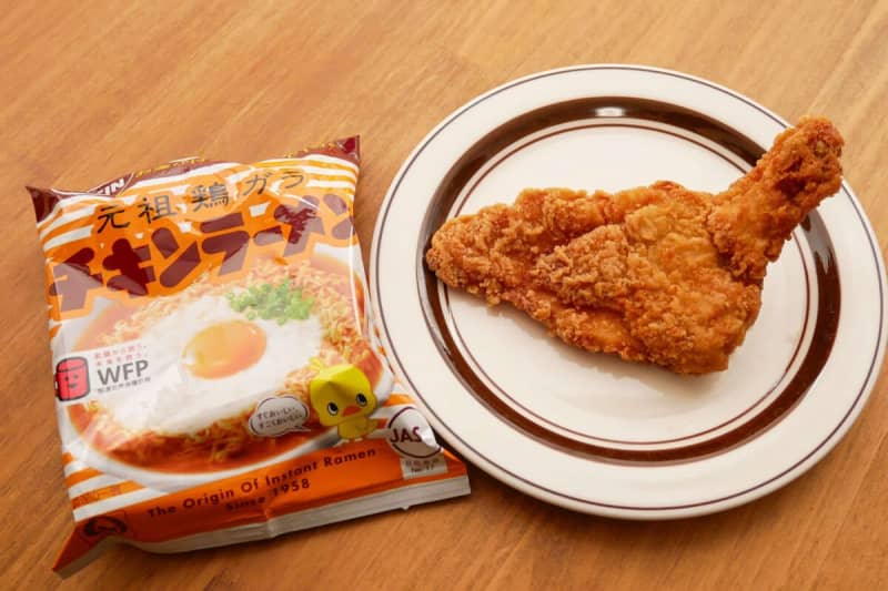 モスチキンとチキンラーメンがまさかの「悪魔合体」　旨味と背徳感マシマシで激ウマ