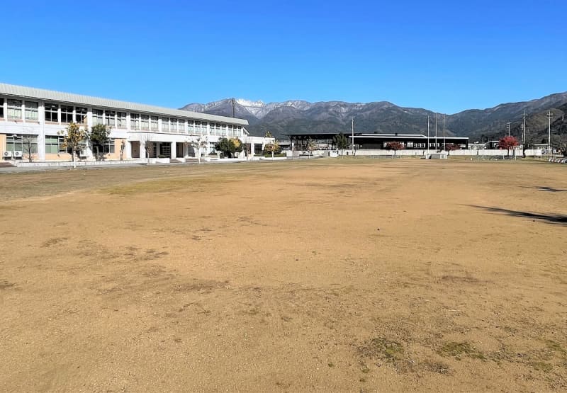 A hotel will be built on the grounds of a former elementary school adjacent to a roadside station in Ono City, Fukui Prefecture.