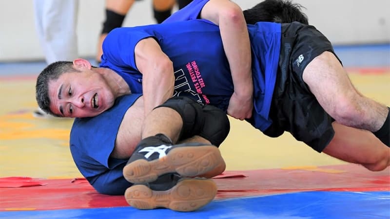 Wrestling and police officer dual-wielding, wins national tournament. Practices with high school students for 35 years. ``Spread time outside the police station and expand your horizons.''