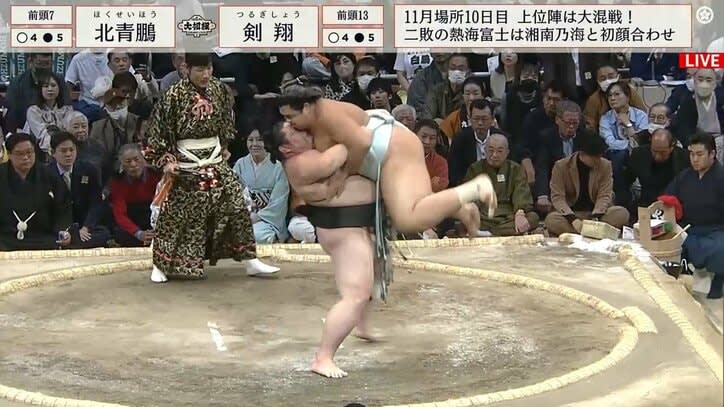 The super heavyweight showdown is also the real thrill of sumo wrestling. The hall is buzzing with the power of the 204cm tall, 181kg wrestlers...