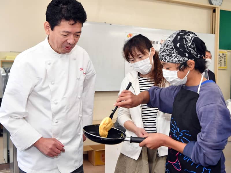 Nagasaki Marriott Hotel Executive Chef Eiwa teaches top-notch techniques Parent-child class at Kuma Elementary School