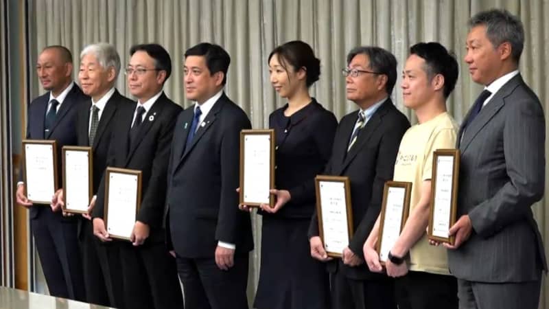 Kagoshima Prefecture receives certificates for XNUMX companies promoting "work style reform," including reduction of long working hours and permission for side jobs.