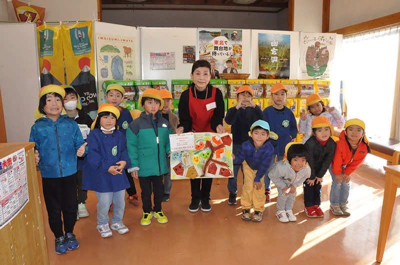 Children from Mataki Kindergarten present paintings at roadside stations on Labor Appreciation Day [Ichinoseki]