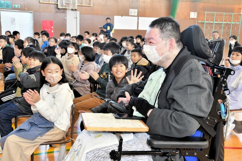 A man suffered a brain injury in a traffic accident at the age of 18 and can only move his thumb... A theatrical model for ``higher brain dysfunction'' becomes an elementary school student in Fukui...