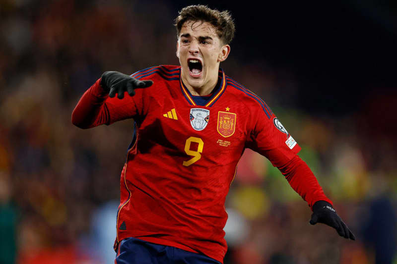 Barça's 19-year-old midfielder returns to the club after a devastating injury this season, and his colleagues greet him with moving comments: ``We also welcome you...''