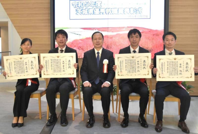 Ibaraki Prefectural Board of Education awards four excellent teachers, contributing to improving teaching ability