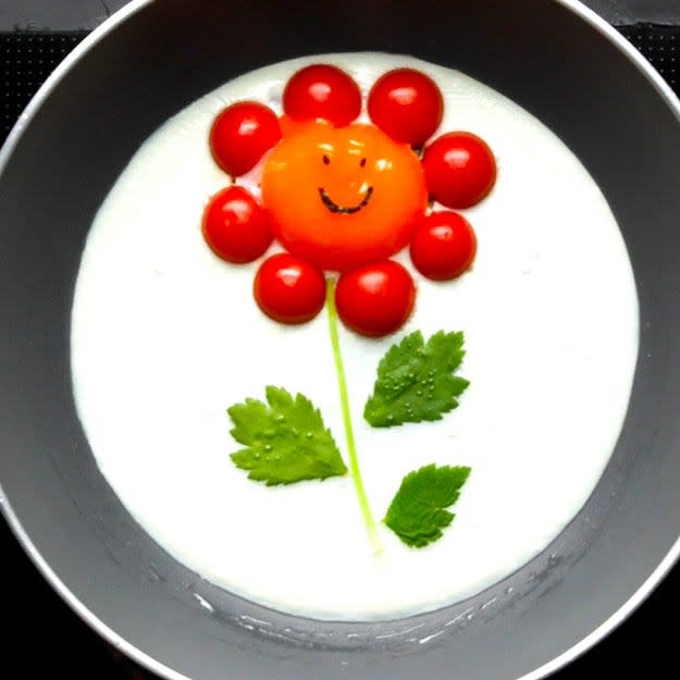 [Super easy] Make a flower shape with tomatoes and mitsuba leaves!Fried egg arrangement recipe