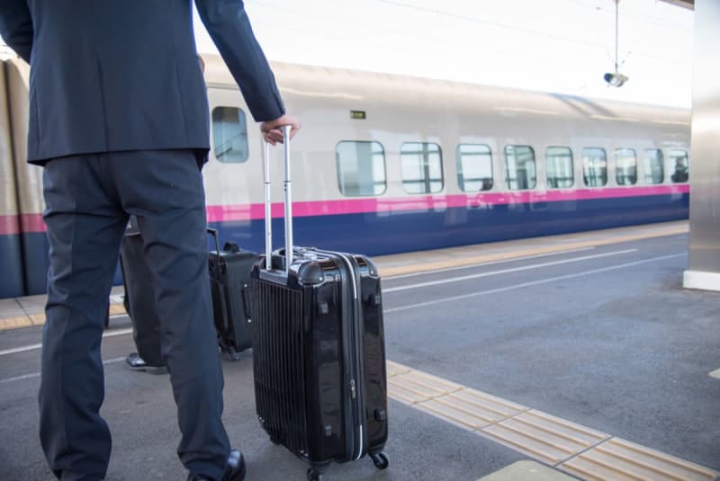 It costs 1000 yen to bring a large suitcase on the Shinkansen!? How can you make it free?