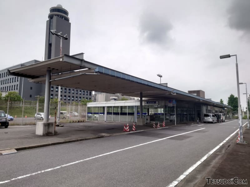 空港敷地内なのに空港利用者は使わない駅　無駄に広い「東成田駅」の謎