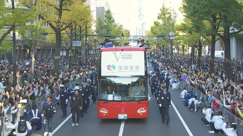 Unable to eat lunch... 2500 volunteer prefectural and city employees struggle to have fun at the parade venue in Osaka...